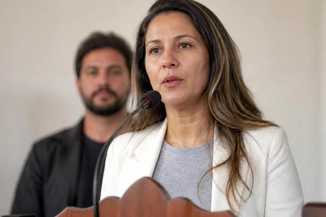 Folha aberta na mesa com um raciocínio traçado à mão